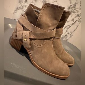 Womens UGG Australia Tan Ankle Boots Size 7.5 US